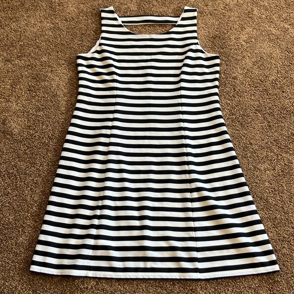 CHARLIE B. BLACK & WHITE STRIPED SLEEVELESS DRESS. SIZE LARGE. WHITE LINING. NWT